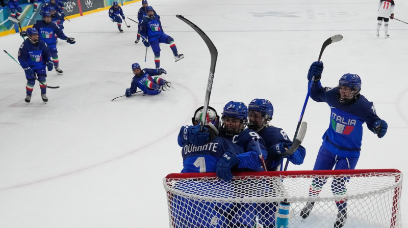 Itālijas valstsvienības hokejistes pēc uzvaras pār Japānu un tikšanas olimpiskā turnīra ceturtdaļfinālā. Foto: Hassan Ammar/AP/Scanpix