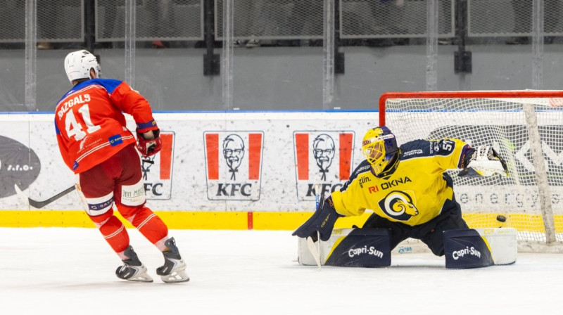Frenks Razgals izmanto 'bullīti'. Foto: Lukáš Bajgar/HC Poruba