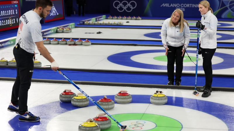 ASV kērlingisti Korijs Dropkins un Korija Tīsa izmanto pārtraukumu astotajā endā olimpiskajā pusfinālā Kortīnā. Foto: Issei Kato/Reuters/Scanpix