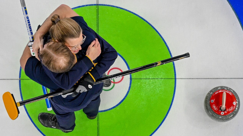 Zviedrijas kērlingisti Izabella un Rasmuss Vrano pēc triumfa olimpiskajā turnīrā Kortīnā. Foto: Odd Andersen/AFP/Scanpix