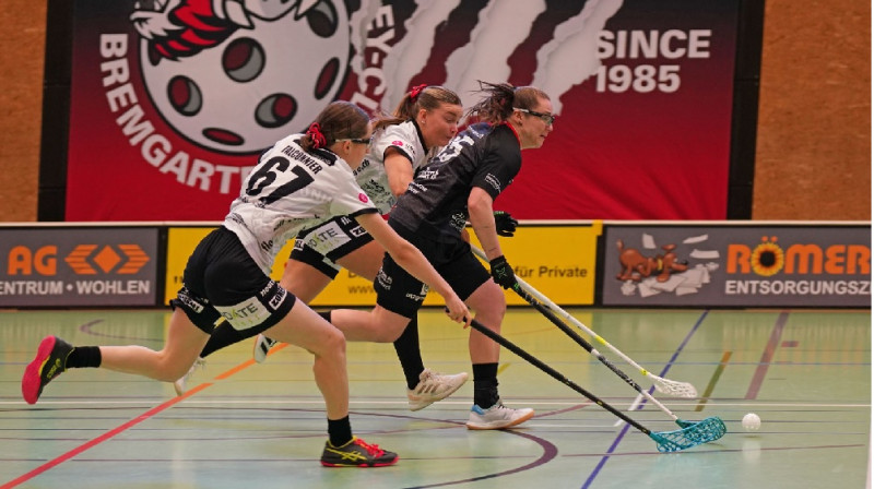 Anna Ankudinova divu pretspēlētāju ielenkumā, foto: UHC Bremgarten