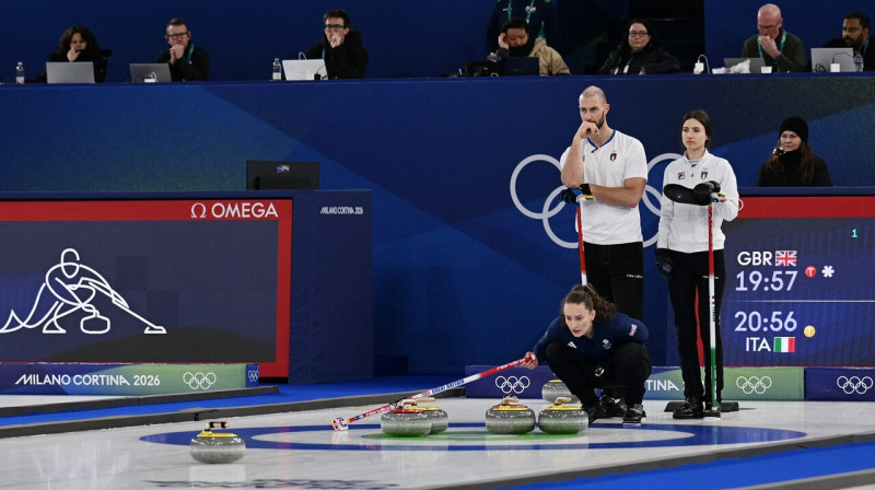 Britu kērlingiste Dženifera Dodsa un itāļi Amoss Mozāners un Stefānija Konstantīni cīņā par olimpisko bronzu Kortīnā. 
Foto: Jennifer Lorenzini/Reuters/Scanpix