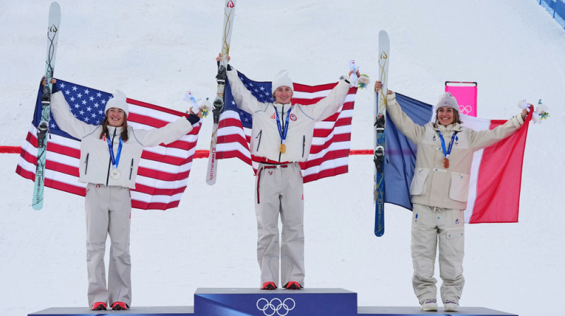 Mogula sacensību medaļnieces. Foto: AP Photo/Gregory Bull
