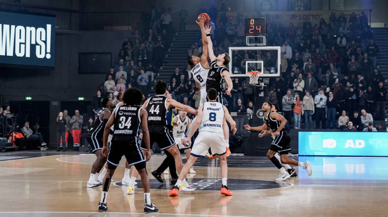 Hamburgas "Towers" un Manrezas cīņas sākuma mirklis. Foto: Stefan Trocha/Steinsiek.ch/Scanpix