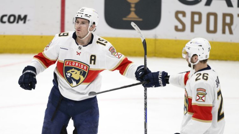 Metjū Tkačaks un Uvis Balinskis. Foto: AP/Scanpix