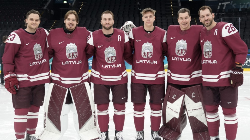 Latvijas NHL spēlētāji - Bļugers, Šilovs, Balinskis, Vilmanis, Merzļikins, Girgensons. Foto: Romāns Kokšarovs/LOK