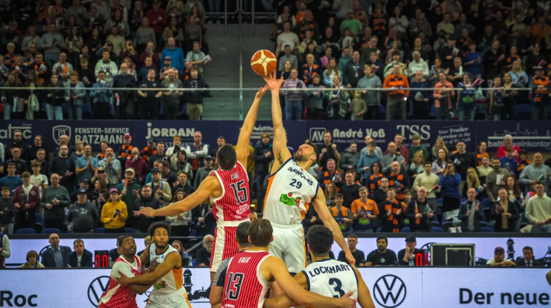Rostokas un Mursijas klubu cīņas sākuma aina. Foto: FIBA