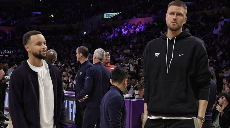 Stefens Karijs un Kristaps Porziņģis. Foto: Golden State Warriors