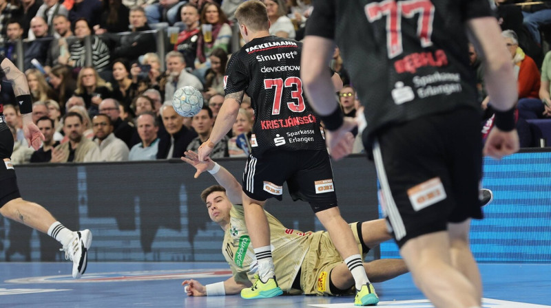 Renārs Uščins, piespēlējot, kamēr atrodas uz grīdas. Foto: Daniel Marr/Sportfoto Zink/Scanpix