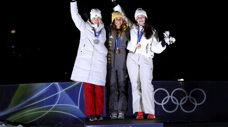 Elīna Ieva Bota uz olimpiskā pjedestāla. Foto:Toms Kalniņš/LOK