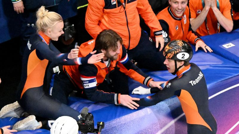 Haralds Silovs un Nīderlandes šorttreka laureāti priecājas par paveikto. Foto: Reuters/Scanpix
