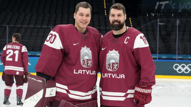 Elvis Merzļikins un Latvijas izlases kapteinis Kaspars Daugaviņš. Foto: Romāns Kokšarovs/LOK