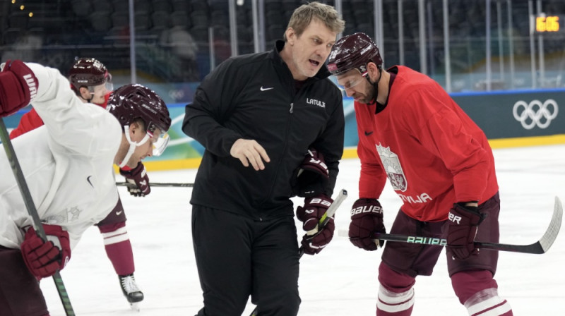 Teodors Bļugers, Sandis Ozoliņš, Zemgus Girgensons. Foto: Romāns Kokšarovs/LOK