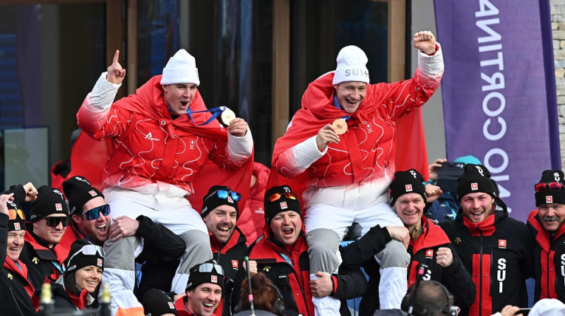 Franjo fon Almens un Marko Odermats ar komandas biedriem. Foto: AFP/Scanpix