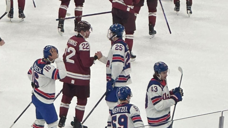 Sandis Vilmanis un Čārlijs Makavojs. Foto: @SmithKendall__