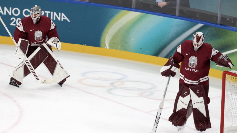 Artūrs Šilovs un Elvis Merzļikins. Foto: Romāns Kokšarovs/LOK