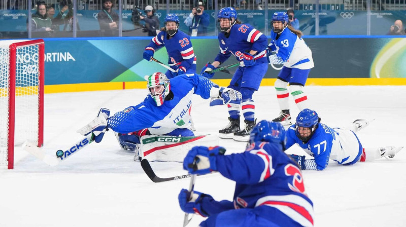 Itālijas valstsvienības vārtsardze Gabriela Durante, glābjot savu komandu cīņā pret ASV izlasi. Foto: Andrea Cardin/IIHF