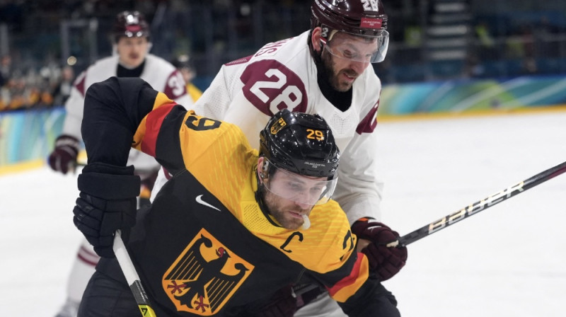 Zemgus Girgensons un Leons Draizaitls. Foto: Reuters/Scanpix