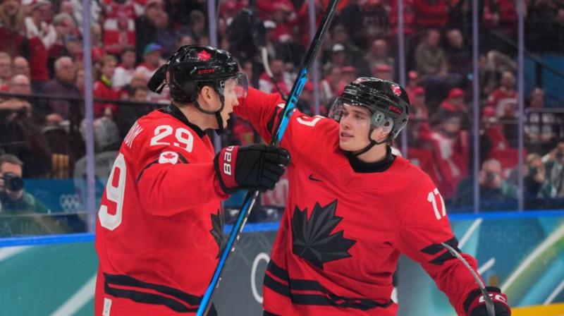 Neitans Makinons un Maklīns Selebrīni. Foto: IIHF