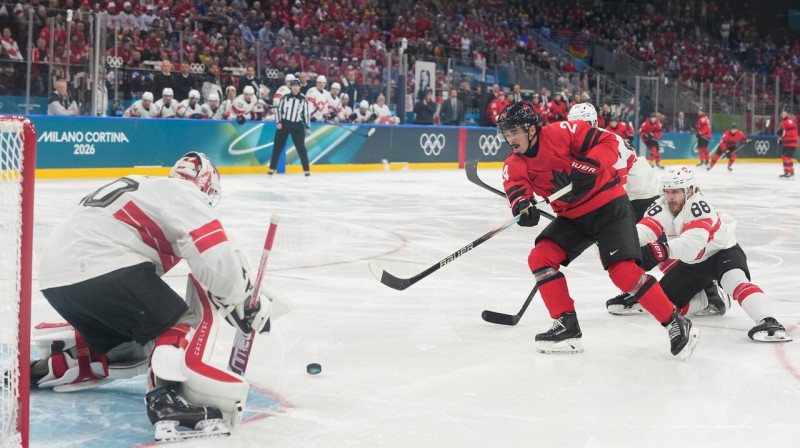 Kanādietis Sets Džārviss izrāvienā pret šveiciešu vārtsargu Akiru Šmīdu. Foto: Hassan Ammar/AP/Scanpix