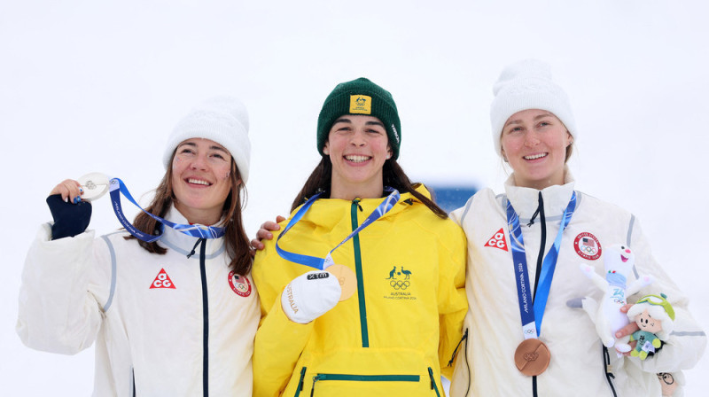 Frīstaila slēpotājas Džaelīna Kaufa, Entonija Džakarta un Elizabete Lemlija. Foto: REUTERS/Hannah Mckay/Scanpix