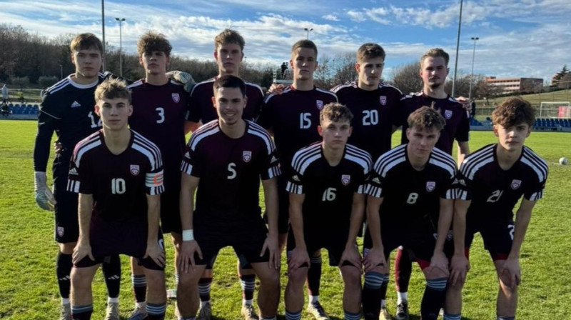 Latvijas U19 izlases futbolisti pirms pārbaudes spēles Horvātijā. Foto: LFF