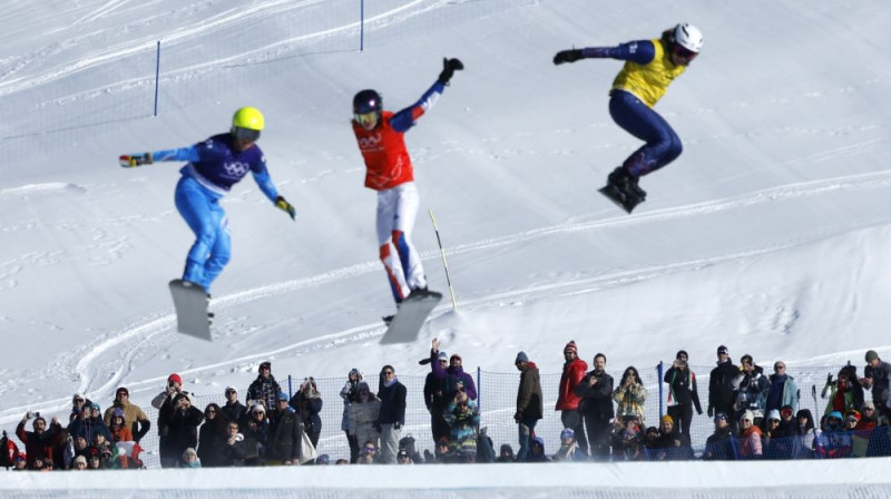 Snovbordkrosa fināls, dzeltenajā vestē - Šarlote Benksa (Lielbritānija). Foto: EPA/Scanpix