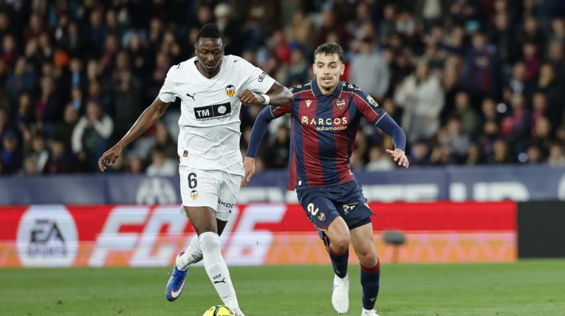 "Valencia" futbolists Umars Sadiks. Foto: EPA/ANA ESCOBAR/Scanpix