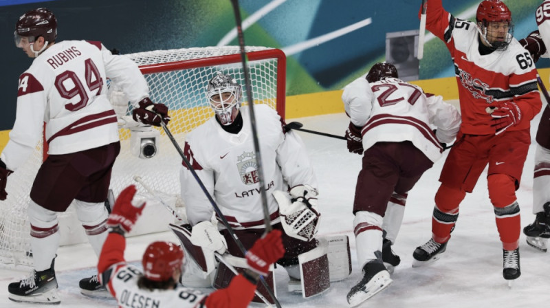 Latvijas izlase zaudē vārtus. Foto: Romāns Kokšarovs/LOK