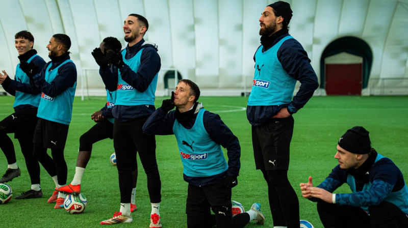 Dāvis Ikaunieks ar komandas biedriem. Foto: FK Kauno Žalgiris