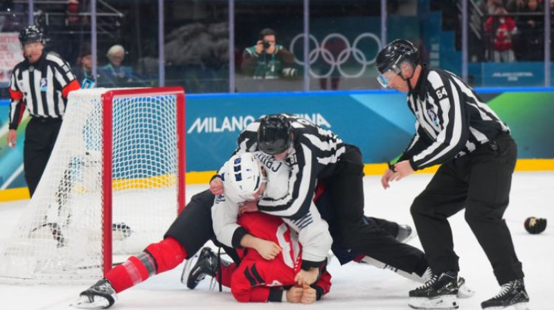 Pjērs Krinons pret Tomu Vilsonu. Foto: IIHF