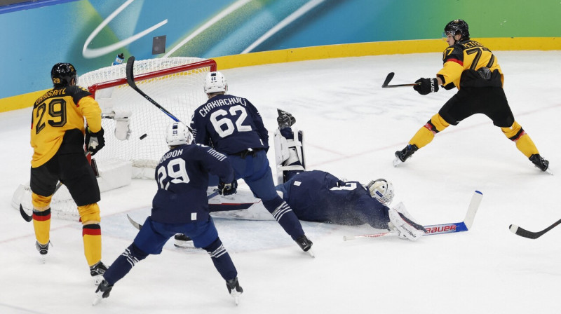 Džons-Džeisons Peterka iemeta Vācijas trešo ripu cīņā pret Francijas valstsvienību. Foto: David Černý/Reuters/Scanpix