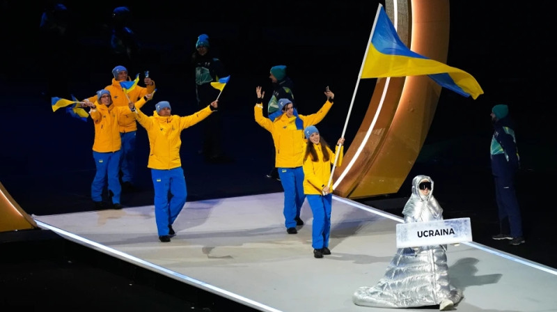 Ukrainas delegācija un valsts uzraksta nesēja. Foto: Petr David Josek / apnews.com