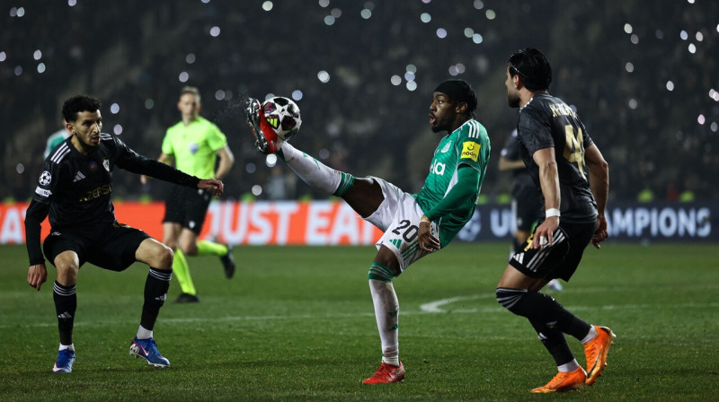 Ņūkāslas kluba uzbrucējs Entonijs Elanga ar bumbu UEFA Čempionu līgas spēlē Baku. Foto: Giorgi Arjevanidze/AFP/Scanpix