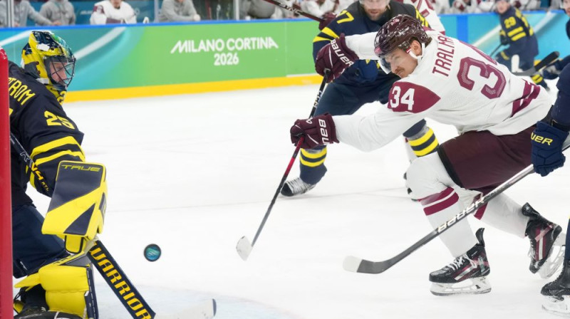 Eduards Tralmaks Zviedrijas vārtu priekšā. Foto: Romāns Kokšarovs/LOK