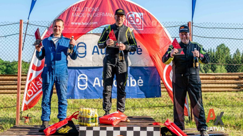 Uģis Traubergs (pa vidu). Publicitātes foto