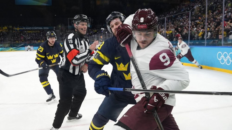 Renārs Krastenbergs spēlē pret Zviedriju. Foto: Romāns Kokšarovs/LOK