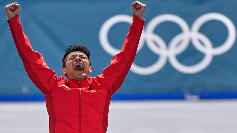 Ķīnietis Nins Čžunjaņs svin olimpiskās zelta medaļas iegūšanu. Foto: AP Photo/Ben Curtis/Scanpix