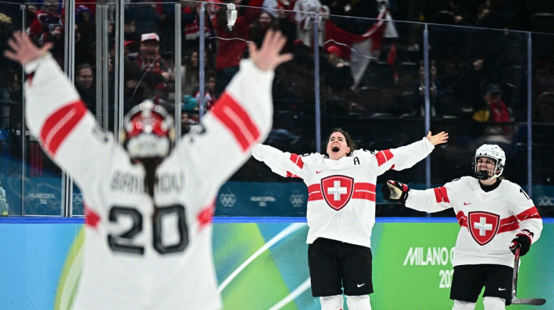 Šveices valstsvienības hokejistes pēc uzvaras vārtu guvuma papildlaikā. Foto: Julien de Rosa/AFP/Scanpix