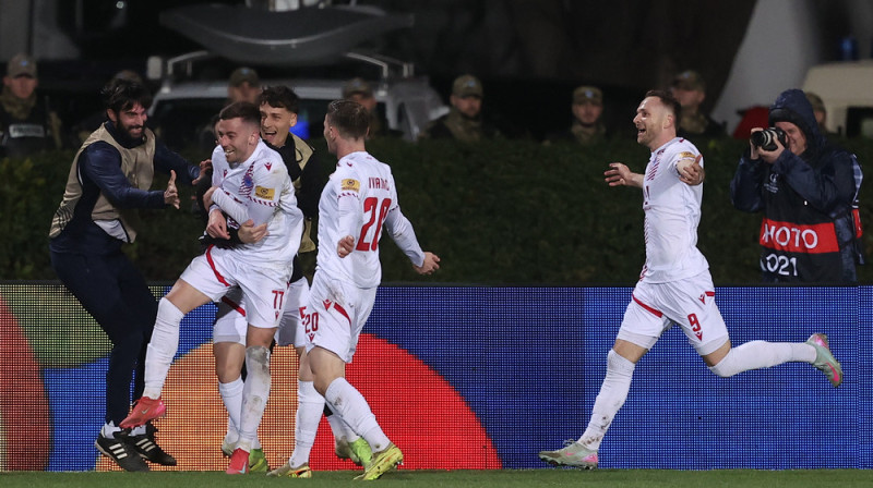 Bosnijas un Hercegovinas komandas "Zrinjski" futbolisti svin vārtu guvumu. Foto: AP Photo/Armin Durgut/Scanpix