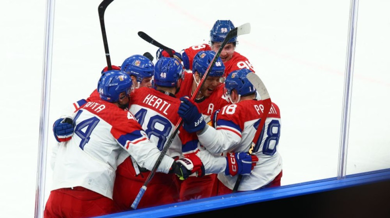 Čehijas izlases hokejisti sešatā svina Ondržeja Palata vārtu guvumu Foto: ZP/Scanpix