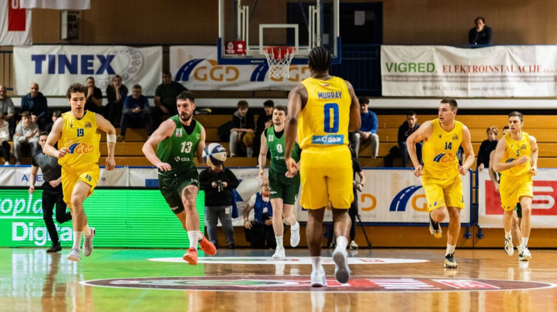 Šenčuras un Novo Mesto "Krka" cīņa Slovēnijas kausa pusfinālā, tostarp Krišs Helmanis (Nr. 9). Foto: Košarkarska zveza Slovenije (KZS)