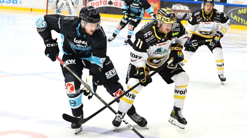 Oskars Batņa (Nr. 95) cīņā par ripu. Foto: Lahden Pelicans