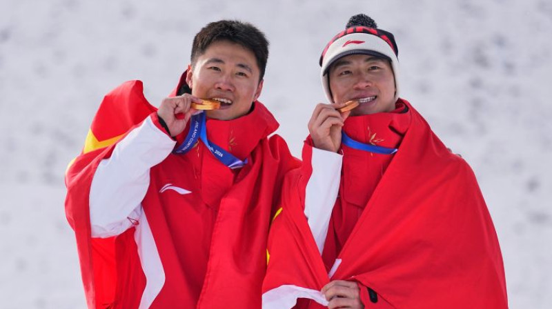 Ķīnas medaļnieki Sjiņdi Vans un Tiaņma Lī. Foto: AP/Scanpix