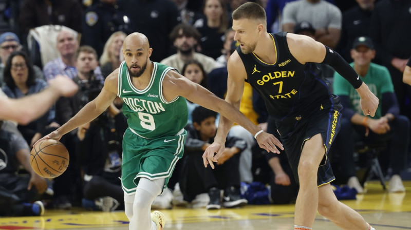 Kristaps Porziņģis pret Deriku Vaitu. Foto: EPA/Scanpix