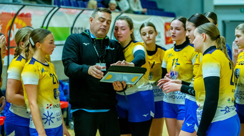 Treneris Māri Cibuļski un "SK Latgols" handbolistes. Foto: LHF