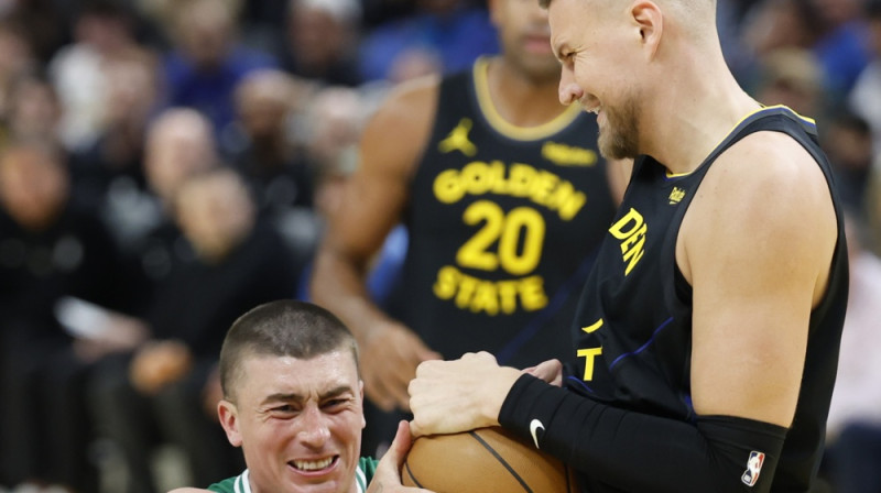 Kristaps Porziņģis strīda bumbā pret Peitonu Pričardu. Foto: EPA/Scanpix
