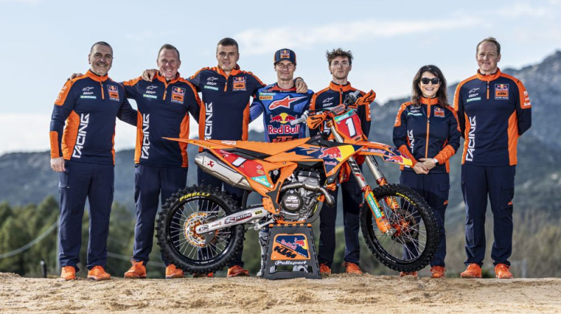 Simons Langenfelders ar savu komandu. Foto: JP Acevedo