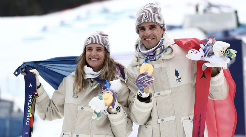 Kalnu kāpšanas slēpotāji Emilija Haropa un Tibo Anselmē. Foto: AP Photo/Gabriele Facciotti/Scanpix