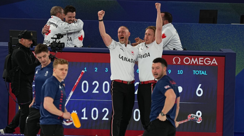 Kanādas kērlingistu prieks pēc triumfa olimpiskajā finālā Kortīnā. Foto: Fatima Shbair/AP/Scanpix